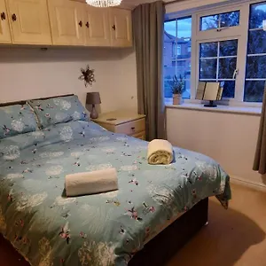 Redmire - 2 Bed 1st Floor Flat Overlooking Green Apartment